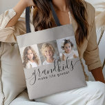 Großkinder machen Life Grand 3 Foto Collage Tasche<br><div class="desc">Dieses personalisierte Taschendesign ist ein Geschenk für Großeltern und verfügt über eine 3-Foto-Vorlage, mit der sich Fotos der Enkelkinder personalisieren lassen. Eine Kombination moderner handgeschriebener Schrift kombiniert mit einem modernen serifenlosen Sans-Schriftart schreibt: "Enkel machen das Leben großartig!" Der Hintergrund ist ein neutrales Taupe Beige, das ein gemütliches Ambiente bietet. Mit...</div>