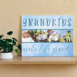 Großkinder machen Life Grand 4 Foto Collage Blue Leinwanddruck<br><div class="desc">Erstellen Sie Ihre eigene Canvas Print für die besonderen Großeltern. Der Wortlaut lautet "Enkel machen das Leben groß", der einen Rahmen für eine einfache Collage aus Foto mit Ihren Lieblingsfotos bildet. Die Vorlage ist für Sie bereit, um 4 Bilder der Enkel, Familie und Großeltern hinzuzufügen, die quadratisch und in einem...</div>