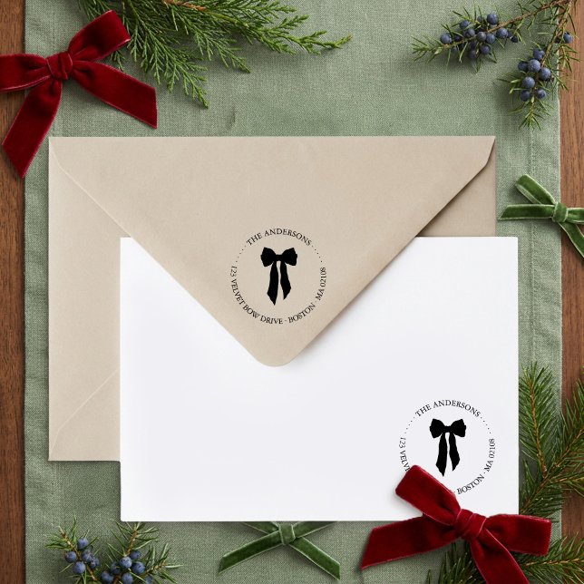Großmillennial-Bogen-Rund-Rücksendeadresse Permastempel (Round Address Stamp from the Grandmillenial Botanical Bow Christmas collection by Darling & May)
