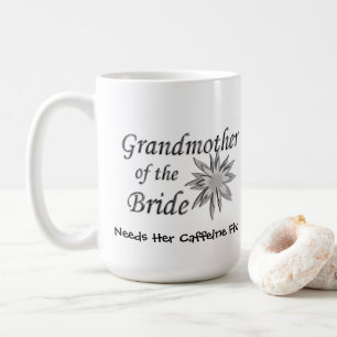 Großmutter der Braut braucht ihre Koffeinkorrektur Kaffeetasse