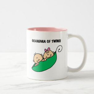 Großmutter der Zwillings-Erbsen in eine Hülsen-den Zweifarbige Tasse
