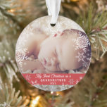 Großmutter's First Christmas Snowflake Baby Foto Ornament<br><div class="desc">Dieses süße Design bietet Schneeflocken aus Weiß und Silber mit Platz für ein Foto, um der neuen Großmutter die 1. Weihnachtszeit zu gedenken! Die Kollektion der Koordinationsprodukte ist in unserem Shop, zazzle.com/store/doodlelulu, erhältlich. Kontaktieren Sie uns, wenn Sie dieses Design für ein bestimmtes Produkt verwenden möchten, um Ihr eigenes, einzigartiges Passwort...</div>