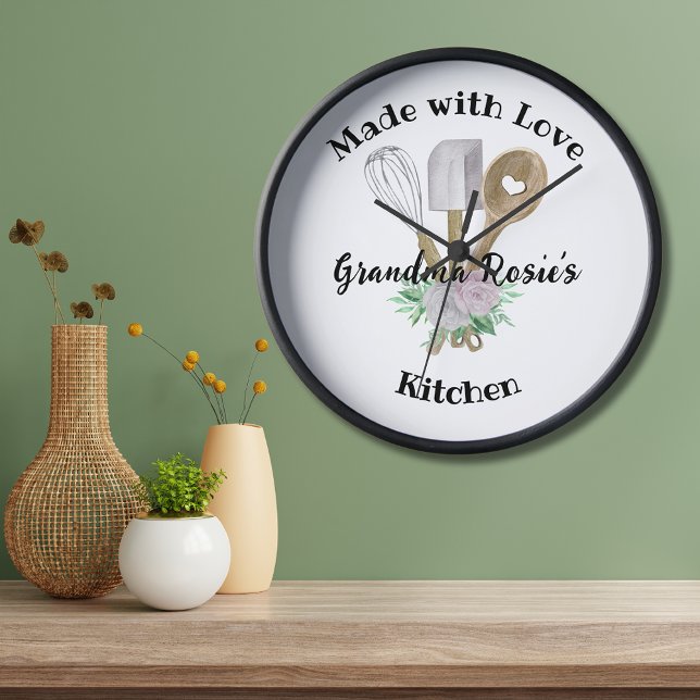 Großmutter's Küche | Aus Liebe Personalisiert gema Uhr (Celebrate the love of Grandma's cooking with this custom Made with Love Clock with watercolor tools.)
