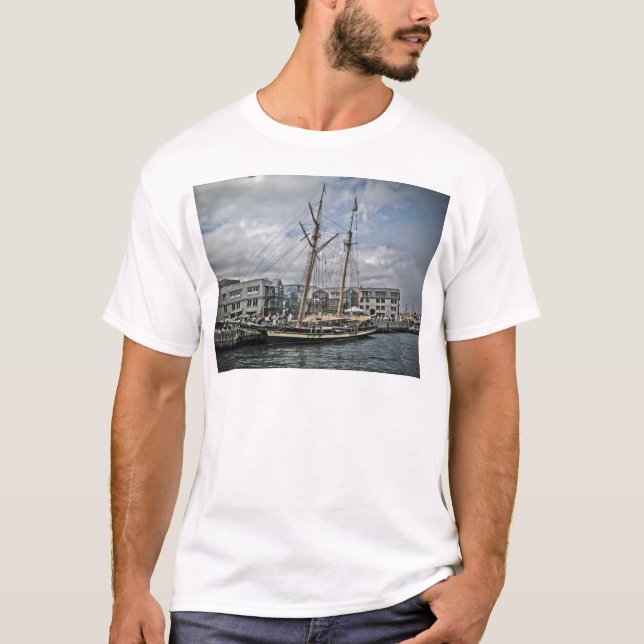 Großschiff in Halifax T-Shirt (Vorderseite)