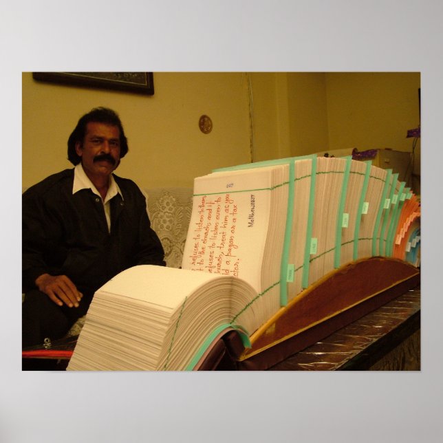 GRÖSSTE GESCHRIEBENE (NT) BIBLE IN DER WELT POSTER (Vorne)