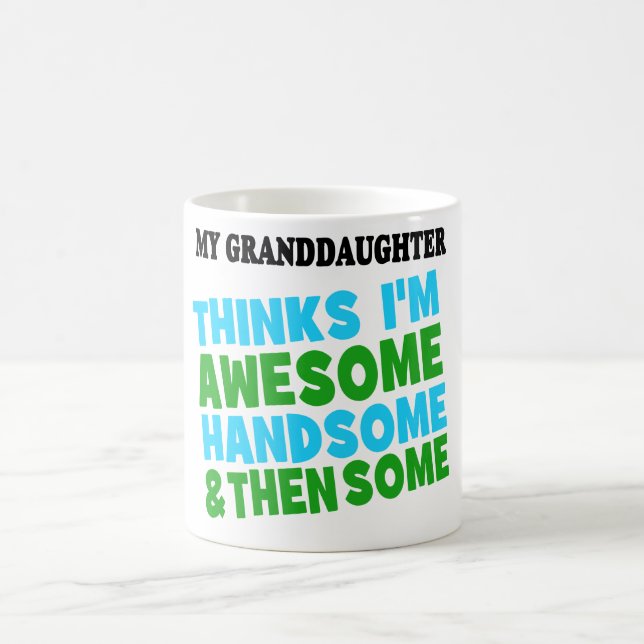 Großtochter hält Großvater für phantastisch Kaffeetasse (Mittel)