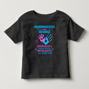 Großtochter und Oma halten Hände und Herzen Kleinkind T-shirt