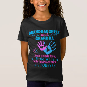 Großtochter und Oma halten Hände und Herzen T-Shirt
