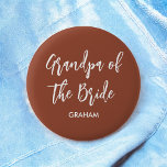 Großvater der Bride Terracotta Wedding Button<br><div class="desc">Großvater des Brautknopfes in Terracotta Brown und Weiß,  gut für Hochzeiten,  Brautparty,  Probe Dinner. Karo mehr Produkte mit diesem Design in der Kollektion unten.</div>