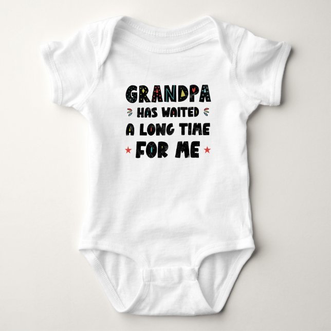 Großvater hat lange auf mich gewartet baby strampler (Vorderseite)
