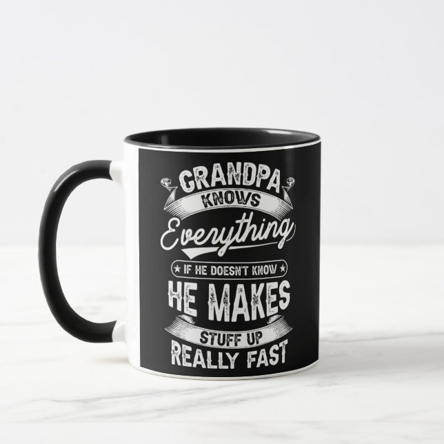 Großvater kennt alles Witzige für das Geschenk des Tasse (Links)
