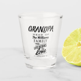 Großvater-Kopf der Familie, in der Liebe nie Schnapsglas