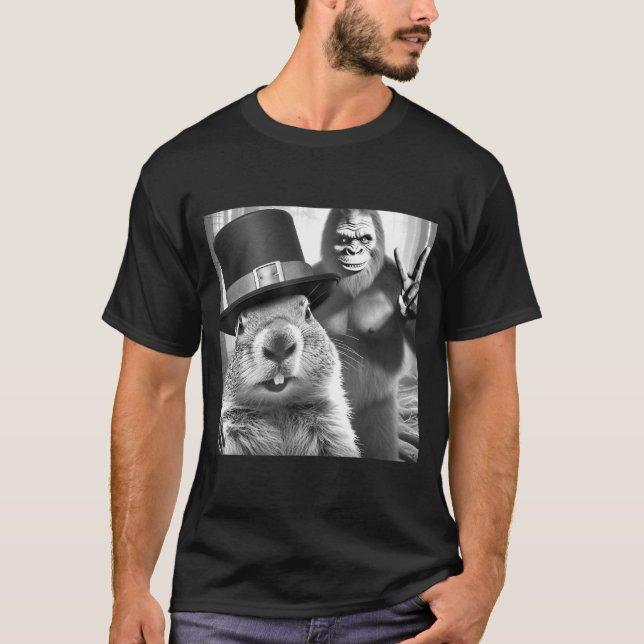 Groundhog Taking Selfie With Bigfoot Funny Groundh T-Shirt (Vorderseite)