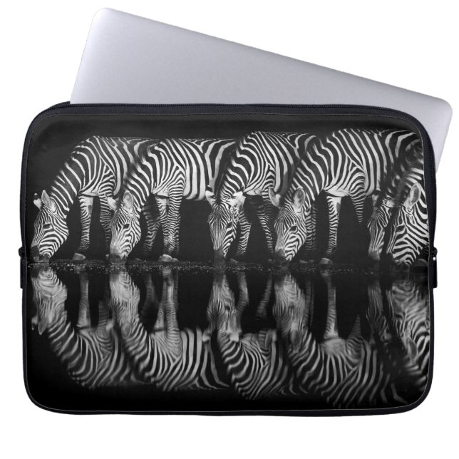 Group of Plains Zebra Drink Together at Night Laptopschutzhülle (Vorderseite)