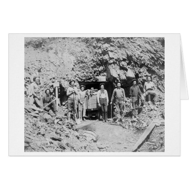 Groupe d'hommes à l'extérieur d'une mine photo (Devant horizontal)