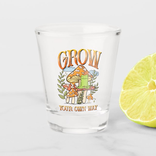 "Grow your own way" | Frosch und Pilze vermitteln Schnapsglas (Vorderseite)