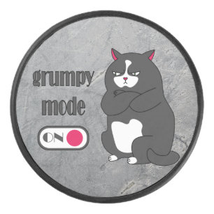 Grumpiger Modus bei lustiger, dicker Katze Eishockey Puck