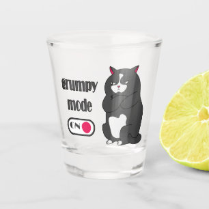 Grumpiger Modus bei lustiger, dicker Katze Schnapsglas