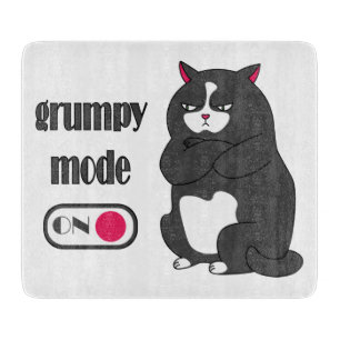 Grumpiger Modus bei lustiger, dicker Katze Schneidebrett