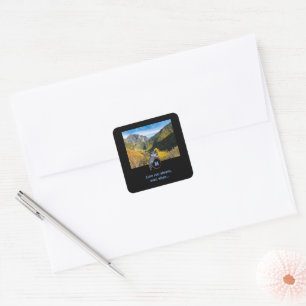 Grumpy Owl Nesting on Monogram Egal Foto Quadratischer Aufkleber