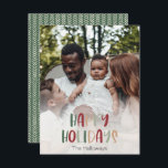 Grün farbige Happy Holidays Full Vertikales Foto Feiertagskarte<br><div class="desc">Diese farbenfrohe, fröhliche Ferienkarte mit ihrem Foto ist perfekt für Ihren fröhlichen, kreativen und hellen Gruß. Es ist ein einzigartiger, spielerischer, moderner Schriftart in Rot, Boho Bräune und heller und dunkelgrüner Farbe, die für ein fröhliches, saisonales Ambiente sorgen. Wenn Sie Ihren Lieben den dunklen Winter mit niedlichem Feiertagsjubeln näher bringen...</div>