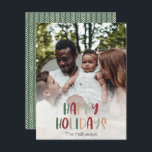 Grün farbige Happy Holidays Full Vertikales Foto Feiertagskarte<br><div class="desc">Diese farbenfrohe, fröhliche Ferienkarte mit ihrem Foto ist perfekt für Ihren fröhlichen, kreativen und hellen Gruß. Es ist ein einzigartiger, spielerischer, moderner Schriftart in Rot, Boho Bräune und heller und dunkelgrüner Farbe, die für ein fröhliches, saisonales Ambiente sorgen. Wenn Sie Ihren Lieben den dunklen Winter mit niedlichem Feiertagsjubeln näher bringen...</div>