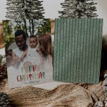 Grün farbige Weihnachten Vollvertikales Foto<br><div class="desc">Diese farbenfrohe Weihnachtskarte mit ihrem Foto ist perfekt für Ihren fröhlichen, kreativen, hellen Weihnachtsgrüß. Es ist ein einzigartiger, spielerischer, moderner Schriftart in Rot, Boho Bräune und heller und dunkelgrüner Farbe, die für ein fröhliches, saisonales Ambiente sorgen. Wenn Sie Ihren Lieben den dunklen Winter mit niedlichem Feiertagsjubeln näher bringen wollen, haben...</div>