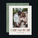 Grün farbige Weihnachtsfeiertage Vertical Single F Feiertagskarte<br><div class="desc">Diese farbenfrohe Weihnachts-Weihnachts-Foto-Weihnachtskarte ist perfekt für Ihren lustigen, kreativen, hellen Weihnachtsgrüßen. Es ist ein einzigartiger, spielerischer, moderner Schriftart in Rot, Boho Bräune und heller und dunkelgrüner Farbe, die für ein fröhliches, saisonales Ambiente sorgen. Wenn Sie Ihren Lieben den dunklen Winter mit niedlichem Feiertagsjubeln näher bringen wollen, haben Sie genau das...</div>