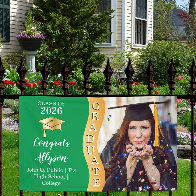 Grün | Gold Glückwunschs Graduate Wave Foto Banner (Classy Modern Green and Gold Tone "Graduate" Grad Cap Graduation Party Banner )