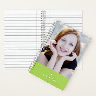 Grün leuchtendes Herz und Foto mit Name Notizbuch
