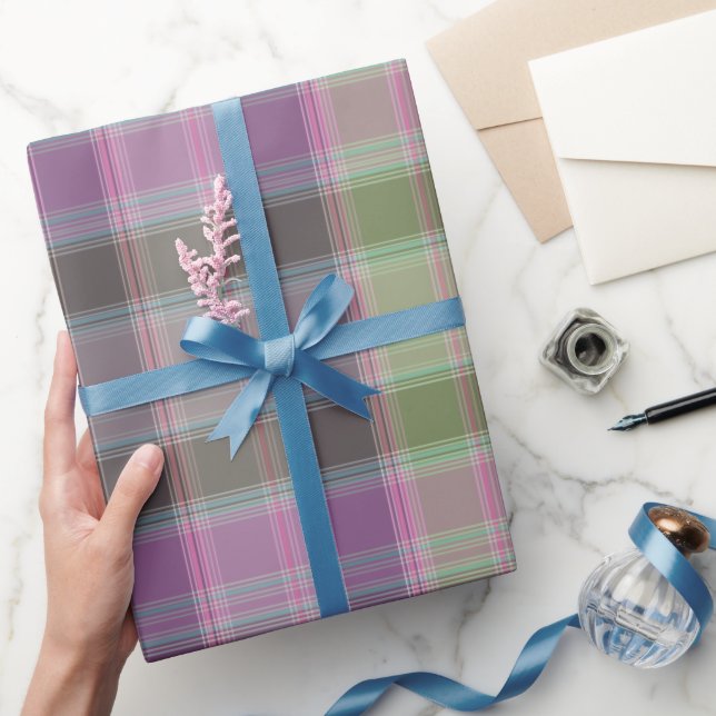 Grün, lila klassischer Tartan. Geschenkpapier (Schenken)