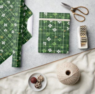 Grün mit weißen und grünen Kleeblättern umwickelt Geschenkpapier