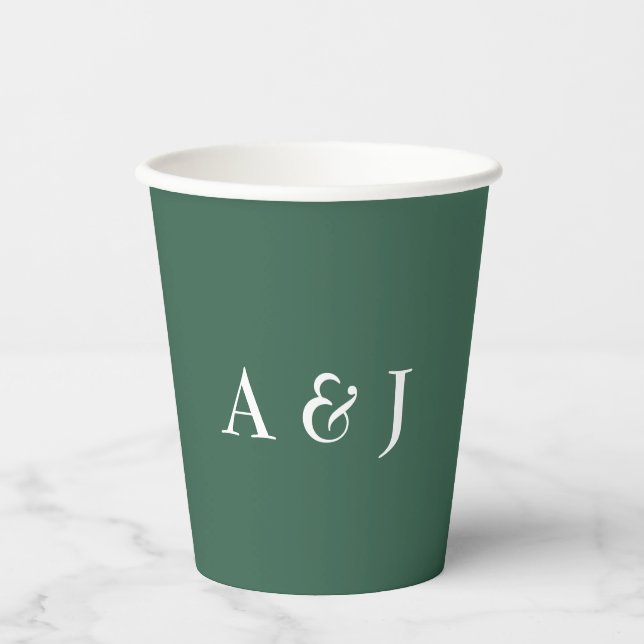 Grün mit weißer Monogram Pappbecher (Vorderseite)
