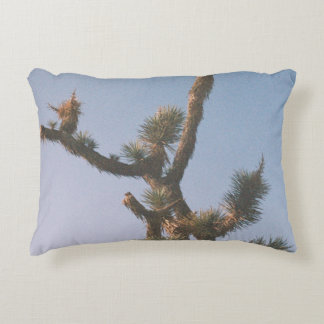 GRÜN UND BROWN BAUM UNTER BLAUEM HIMMEL DEKOKISSEN
