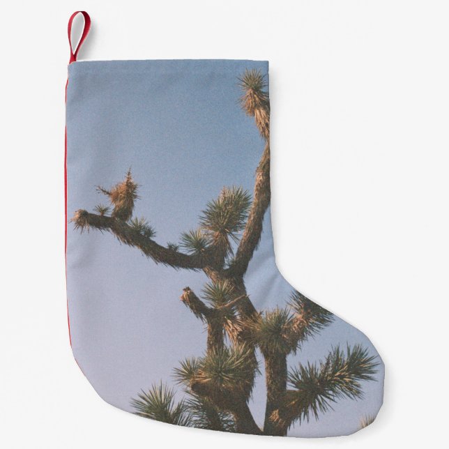 GRÜN UND BROWN BAUM UNTER BLAUEM HIMMEL KLEINER WEIHNACHTSSTRUMPF (Vorderseite)
