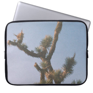 GRÜN UND BROWN BAUM UNTER BLAUEM HIMMEL LAPTOPSCHUTZHÜLLE