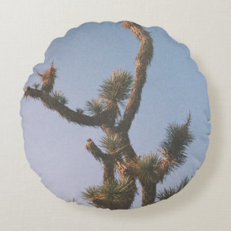 GRÜN UND BROWN BAUM UNTER BLAUEM HIMMEL RUNDES KISSEN
