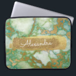 Grün und Marmor mit Goldfolie und Glitzer Laptopschutzhülle<br><div class="desc">Grün und Marmor mit Goldfolie und Glitzer Elegant Monogram Name Case. Dieser Fall kann auf Ihren Vornamen angepasst werden.</div>