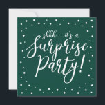 Grün und Weiß | 60. Geburtstagsparty Einladung<br><div class="desc">Feiern Sie Ihren besonderen Tag mit diesem weißen und grünen,  modernen Überraschungsgeschenk Geburtstagsgeschenk-Template. Dieses Design zeichnet sich durch schicke goldtexturierte Kalligraphie und Konfetti-Hintergrund aus. Sie können den Text an jeden Geburtstag oder jedes Ereignis anpassen. (21.,  30.,  40.,  50.,  60.,  70.,  80.,  90.,  100.)</div>