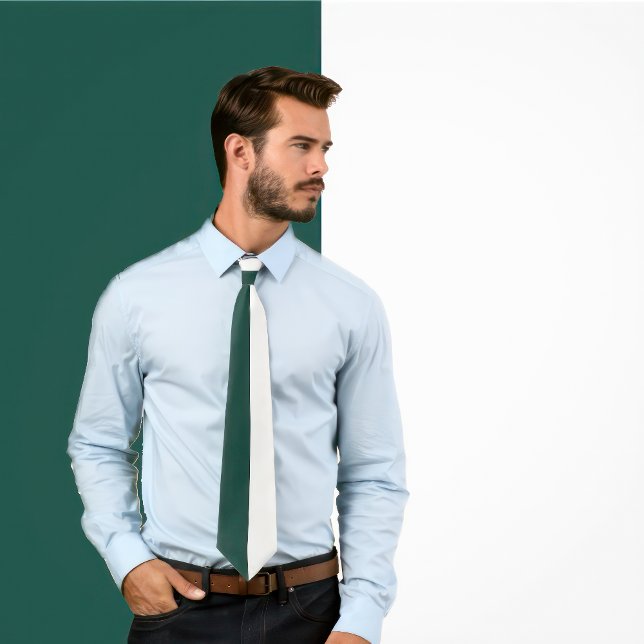 Grün-weiß geteiltes Farbd Design Schlips Krawatte (Man wears a necktie with a green and white vertical split minimalist tie. )