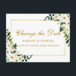 Grün weiße Blüten in Aquarellen ändern das Datum G Postkarte<br><div class="desc">Moderne elegante Watercolor Grüne weiße Blütenvariante Die Postkarte für die Hochzeitstagung bietet weiße Pfannkuchen, Grünpflanzen und einen goldenen Rahmen.</div>