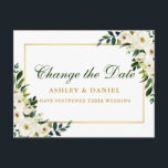 Grün weißes Blumengold ändert das Datum Postkarte<br><div class="desc">Moderne elegante Watercolor Grüne weiße Blütenvariante Die Postkarte für die Hochzeitstagung bietet weiße Pfannkuchen,  Grünpflanzen und einen goldenen Rahmen.</div>