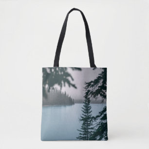 GRÜNBAUM IN DER NÄHE DES WASSERKÖRPERS TASCHE