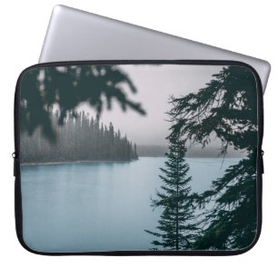 GRÜNBLÄTTRIGER BAUM IN DER NÄHE VON EINEM GEWÄSSER LAPTOPSCHUTZHÜLLE