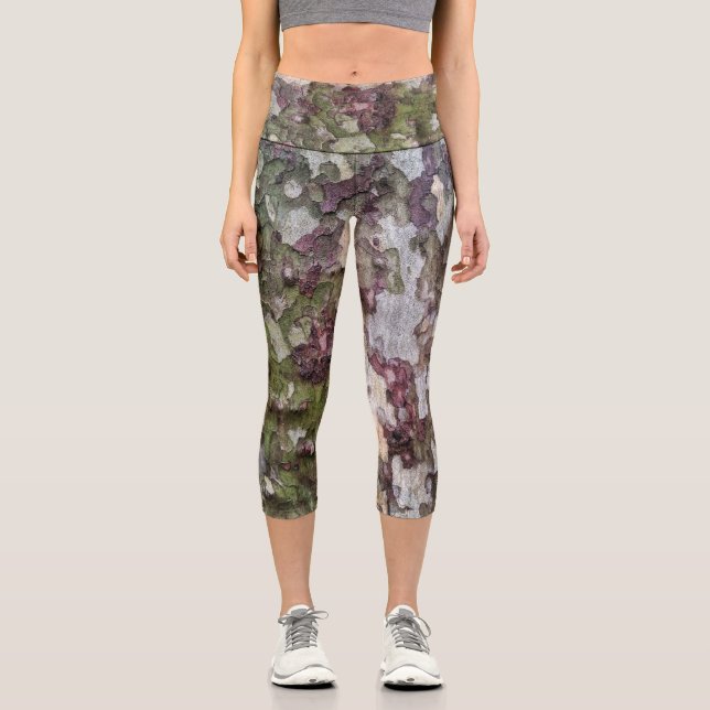 Grünbraune, getarnte Camouflage aus gebrühtem Holz Capri Leggings (Vorderseite)