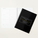 Grundlegender und individuell anpassbarer Anwaltsf Planer<br><div class="desc">Dieses individuell anpassbare,  einfache und schlichte Planer-Design verfügt über einen zweizeiligen weißen Rahmen und eine dekorative Reihe von Diamantformen. Es könnte von einem berufliche wie einem Anwalt,  Rechtsanwalt oder Anwalt verwendet werden. Name,  Beruf und Kontaktinformationen können personalisiert sein.</div>