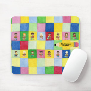 Grundschulkinder an den Schreibtischen Mousepad