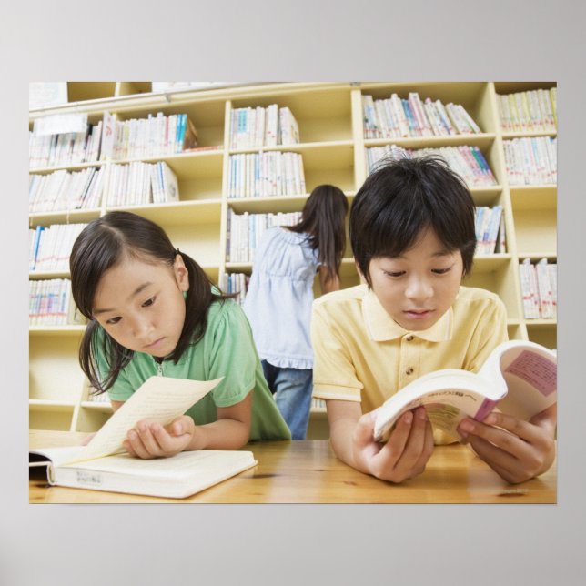 Grundschulschüler lesen ein Buch Poster (Vorne)