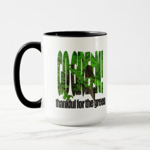 Grüne alte Bäume dicken Zweige grün und Sonne gehe Tasse