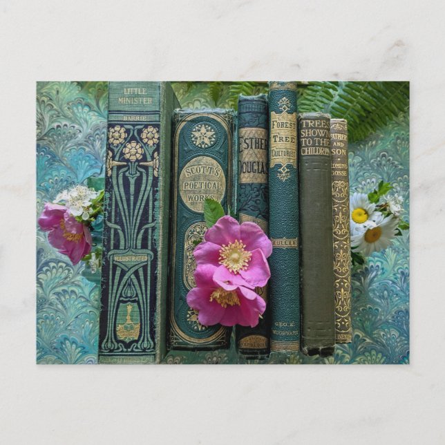 Grüne alte Bücher und wilde Rosen Postkarte (Vorderseite)